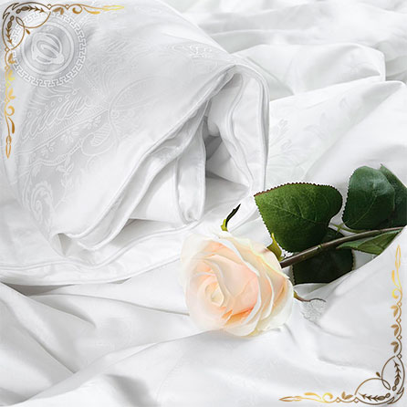 Одеяло сатин набивной Silk Premium пл.1600гр/м белое. Вид вблизи 1.